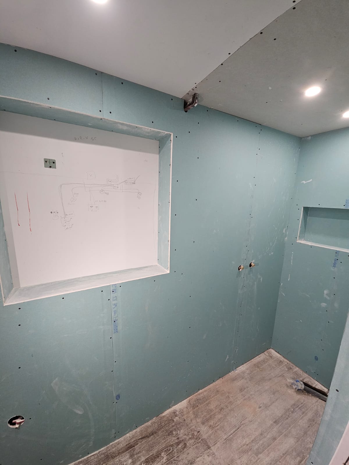 Installation de plaques de plâtre dans une maison en Vendée